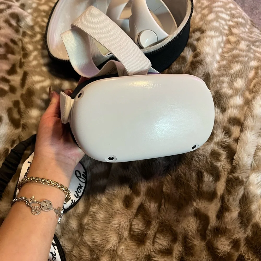 Oculus Standalone VR Headset - White and Beige